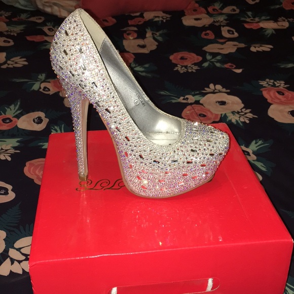 Heels - Picture 2 of 3